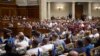 El presidente de Ucrania, Volodimir Zelenskyy, se dirige a los legisladores durante una sesión del parlamento ucraniano el 28 de junio de 2023. (Oficina de Prensa Presidencial de Ucrania vía AP)