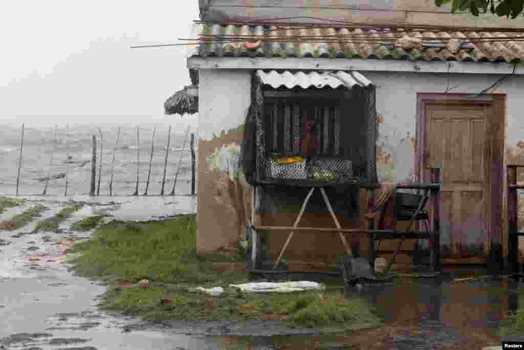 Los fuertes vientos y la lluvia inundaron caminos y arrancaron techos de casas. 