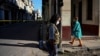 Una calle cerrada por coronavirus en La Habana. (YAMIL LAGE / AFP)