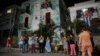 Vecinos de un barrio habanero aplauden el 30 de marzo a médicos y enfermeras que combaten el coronavirus en la capital de Cuba (Foto: Yamil Lage/AFP).