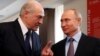 Alexander Lukashenko, que busca contrarrestar las protestas tras la relección catalogada de fraudulenta, es un aliado de Rusia. Desde que comenzó la crisis el pasado 9 de agosto de 2020, suele conversar con frecuencia con el presidente Vladimir Putin.