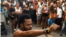 Maykel Osorbo, rapero y activista del Movimiento San Isidro, poco después de que sus vecinos impidieran su arresto en San Isidro, La Habana, el 4 de abril de 2021.