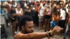 Maykel Osorbo, rapero y activista del Movimiento San Isidro, poco después de que sus vecinos impidieran su arresto.