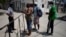 Un policía impide la entrada a un barrio en cuarentena por coronavirus en La Habana. REUTERS/Alexandre Meneghini