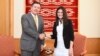 El canciller chileno Roberto Ampuero junto a la opositora cubana Rosa María Payá.