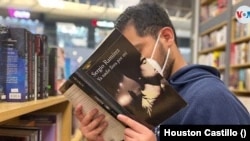 Un hombre hojea un libro del escritor Sergio Ramírez