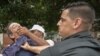 El periodista independiente Lázaro Yuri Valle Roca, siendo detenido el 10 de diciembre de 2015 en La Habana. Hoy, está confinado en el Combinado del Este, tras ser arrestado en junio del 2021. (Adalberto Roque/AFP).