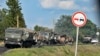 Vista de una columna de camiones del ejército ruso dañados por los bombardeos de las Fuerzas Armadas de Ucrania en la autopista del distrito de Sudzhansky, región de Kursk, Rusia, el viernes 9 de agosto de 2024. (Anatoliy Zhdanov/Kommersant Publishing House vía AP)Russia Ukraine