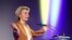La presidenta de la poderosa Comisión Europea de la Unión Europea, Ursula von der Leyen, en el Café Kyiv, en la ciudad alemana de Berlín, el 19 de febrero de 2024. (Reuters/Liesa Johannssen).