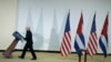 Banderas de Estados Unidos y Cuba.