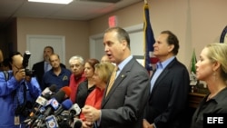 Los congresistas republicanos de Florida Ileana Ros-Lehtinen (c-i) y Mario Díaz-Balart (c), y el excongresista Lincoln Díaz-Balart (2-d) participan en una rueda de prensa el 12 de agosto de 2015, en Miami (EE.UU.).