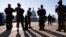 Miembros de la Guardia Nacional de Michigan y la Policía del Capitolio de EE.UU. vigilan los terrenos del Capitolio el 3 de marzo de 2021.