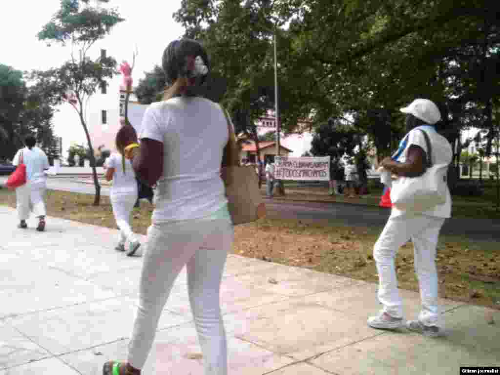  Damas de Blanco, durante la marcha por 5ta. Avenida.