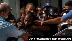 La policía detiene a un manifestante antigubernamental durante una protesta en La Habana, Cuba, el domingo 11 de julio de 2021.
