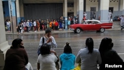 Siguen las aglomeraciones de personas para comprar alimentos o sacar o cambiar dinero en los bancos.