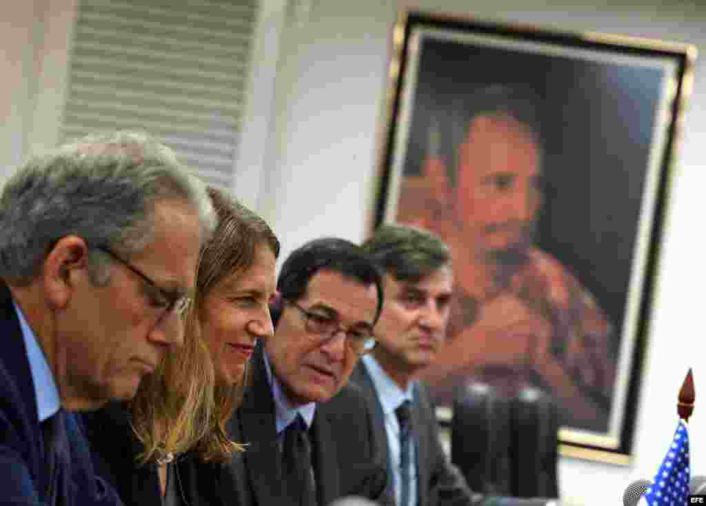   El ministro de Salud de Cuba, Roberto Morales (i), y la secretaria de Salud y Servicios de EE.UU., Sylvia Burwell (d), se reúnen en La Habana Cuba.