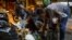 Varias personas buscan comida entre bolsas de basura, en Caracas. (Archivo)