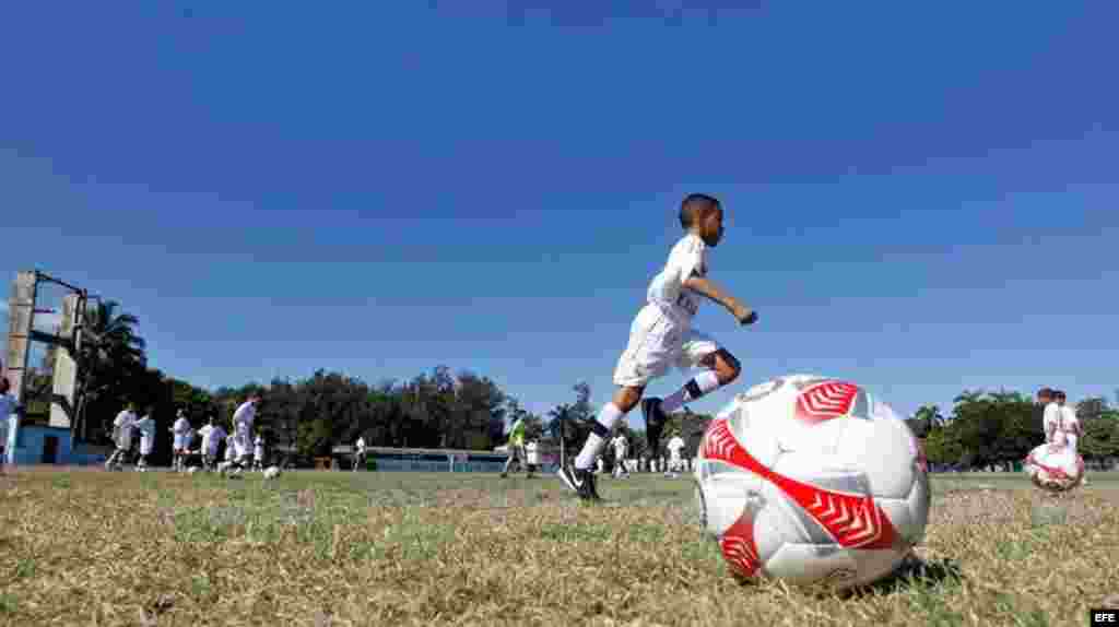 Un centenar de niños participa en el primer "Campus Experience" que organiza en Cuba el Real Madrid y donde a lo largo de una semana los pequeños aprenderán valores educativos y vitales a partir de la práctica del fútbol.  