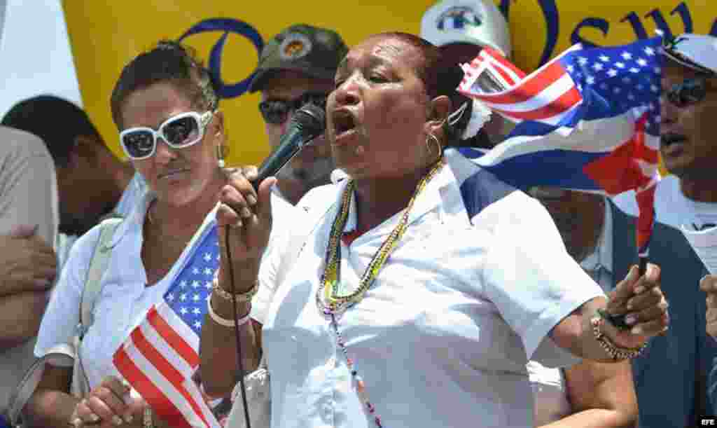 Reila Loyna Tamayo, madre de Orlando Zapata Tamayo en el homenaje a Payá y a Cepero organizado en Miami. 