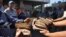 Un grupo de personas protesta en el centro y las inmediaciones del Banco Centra de Venezuela.