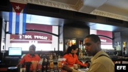 Varios cantineros trabajan en la barra del “Bar Sloppy Joes” en La Habana (Cuba).