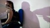 Una enfermera inocula a una mujer con una dosis de la vacuna Sputnik V contra COVID-19 en el hospital público Pérez Carreño en Caracas, Venezuela, el de abril de 2021. Foto: AP/Ariana Cubillos.