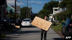 Residentes de Swansboro, Carolina del Norte, se preparan para el embate de Florence.