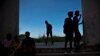 Foto Archivo. Jóvenes cubanos se reúnen en un parque para patinar. (AP/Ramón Espinosa).