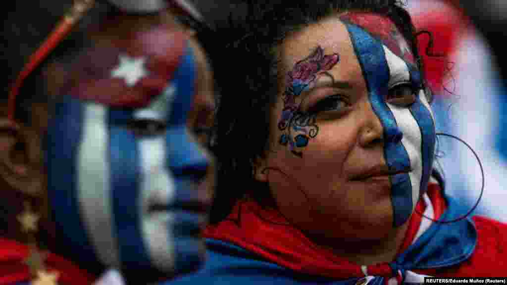 Exiliados cubanos en North Bergen, Nueva Jersey reaccionan ante la noticia de las protestas espontáneas en Cuba. Foto: REUTERS/Eduardo Muñoz.