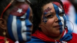 Exiliados cubanos en North Bergen, Nueva Jersey, dan su apoyo a las protestas en Cuba.
