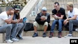 Varias personas conectadas a internet con sus dispositivos móviles en La Habana.