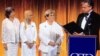 Peter N. Goettler, presidente del Instituto Cato, entrega el Premio Milton Friedman 2018 a las Damas de Blanco.