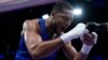 El cubano Enmanuel Reyes, que compite por España, celebra después de derrotar al belga Victor Schelstraete en el combate de boxeo masculino de cuartos de final de 92 kg en los Juegos Olímpicos de París. (Foto AP/John Locher)