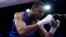 El cubano Enmanuel Reyes, que compite por España, celebra después de derrotar al belga Victor Schelstraete en el combate de boxeo masculino de cuartos de final de 92 kg en los Juegos Olímpicos de París. (Foto AP/John Locher)