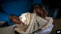 Foto de archivo: una persona muestra pesos cubanos en La Habana, Cuba. (Foto AP/Ramon Espinosa, Archivo)