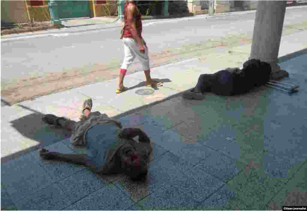 Iindigenres duermen en el portal de la farmacia ubicada en la calle Pedro Agustín Pérez esquina Bartolomé Maso, esquina donde queda el  “Lili Modas”, cuartel de la Seguridad del estado en Guantánamo.