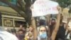 Leonardo Romero Negrín levanta el cartel en el que pide: "Socialismo sí, represión no".