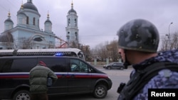 El vehículo en el que fue trasladado a prisión preventiva el reportero de The Wall Street Journal Evan Gershkovich, en Moscú.