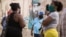 Mujeres salen a las calles a buscar alimentos para la familia en medio de los rigores de la pandemia. (Aldalberto Roque/AFP).
