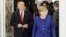 La canciller alemana, Angela Merkel, da la bienvenida al presidente de EEUU, Donald Trump, que asiste en Hamburgo a la cumbre del G20.