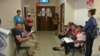 Foto Archivo. Cubanos esperan ser atendidos en hospital de Guyana para chequeo exigido en trámite migratorio. OCB/ Rodolfo Hernández