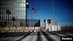 Un guardia de seguridad vigila la entrada a la Embajada de EEUU en La Habana.