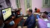 Un hombre se conecta a internet en su casa en La Habana (Cuba)