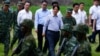 El presidente de Taiwán, Lai Ching-te, observando el entrenamiento de reclutas en Taichung el 28 de junio de 2024. (Reuters/Ann Wang).