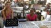 Dos jóvenes trabajadoras en un mercado de La Habana.