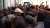 La policía arresta a un hombre en la apertura del mercado de Cuatro Caminos. (Captura de video/Cubanet)