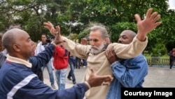 Archivo Periodista independiente Agustí López es detenido en La Habana.