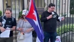 Protestan frente a embajada de Cuba en Washington Protestan frente a embajada de Cuba en Washington