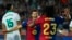 Robert Lewandowski, del Barcelona, (centro) celebra con Jules Kounde tras marcar el primer gol durante un partido entre el Barcelona y el Getafe en el Estadio Olímpico de Barcelona, España, 25 de septiembre de 2024. (AP Photo/Joan Monfort)
