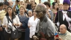Develan escultura en homenaje a primer obispo cubano en EEUU Develan escultura en homenaje a primer obispo cubano en EEUU